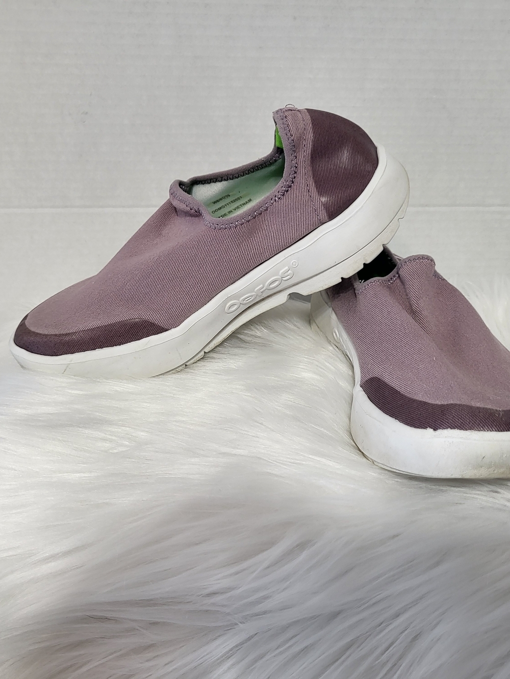 OOFOS Slip-On Recovery Shoe in Mauve with Lime Insole, Size 8